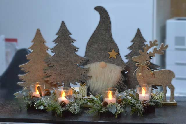 Weihnachtsdekoration im Empfangsbereich der Augenarztpraxis