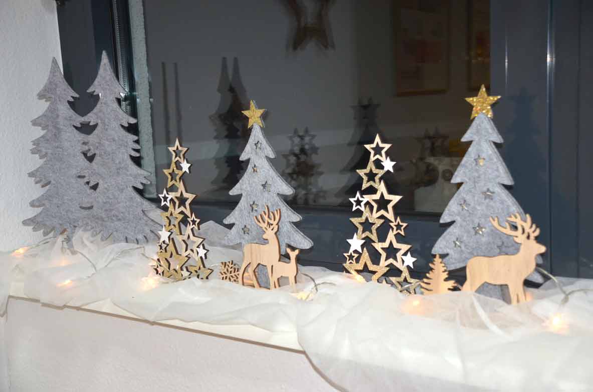 Weihnachtsdekoration mit Filz- und Holzbäumche und Wildtieren im Wartebereich der Augenarztpraxis