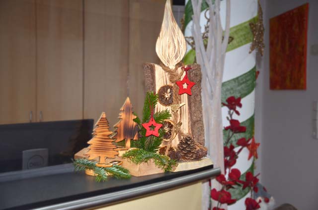 Weihnachts-Holzdekoration am Empfang der Augenarztpraxis