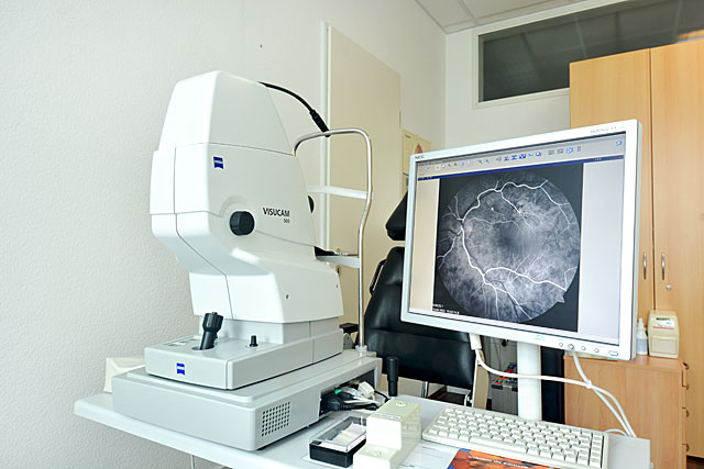 Dargestellt ist ein Gerät um Gefäßveränderungen an der Netzhaut mittels eines Fluoreszenzfarbstoffes aufzunehmen (Fluoreszenz Angiographie)