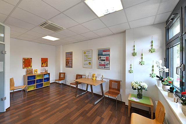 Wartezimmer mit Blick in den Raum