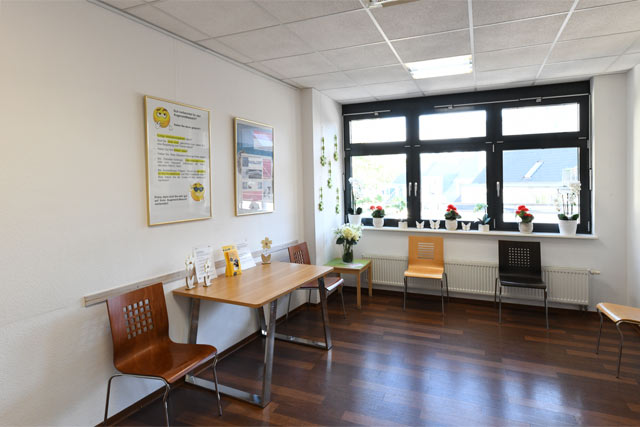 Wartezimmer mit Blick zu den Fenstern