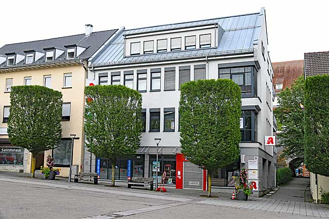 Ein Blick auf das Praxisgebäude vom Schillerplatz aus