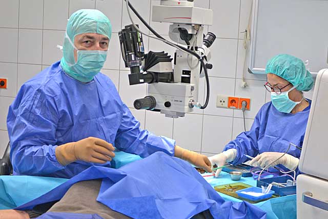 Dr. Hettesheimer sieht am Ende einer OP in die Kamera