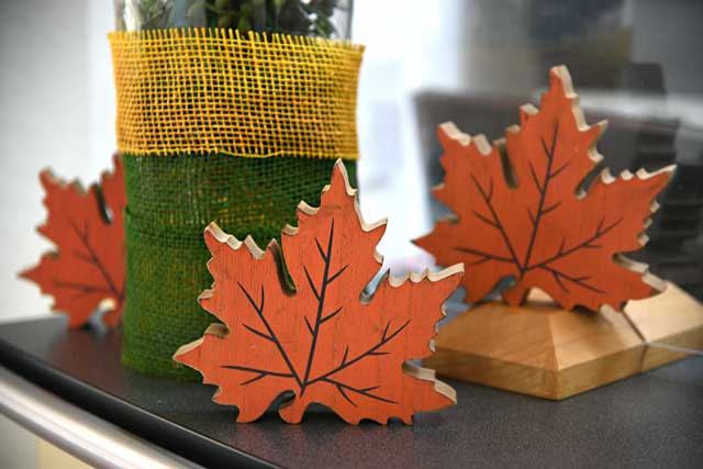 Herbstdeko mit Ahornblätter aus Holz geschnitten