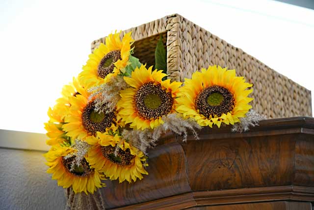 Sonnenblumen liegen auf dem Tresen