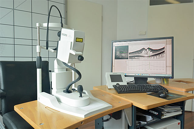 Optische Kohärenztomographie Gerät (OCT), um Veränderungen der Netzhautmitte, der Makula, zu erkennen