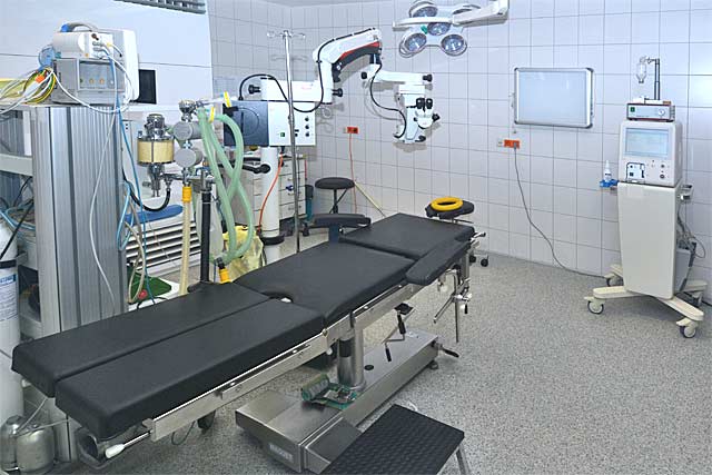 Blick in den OP-Saal im OP Center mit OP-Tisch im Vordergrund